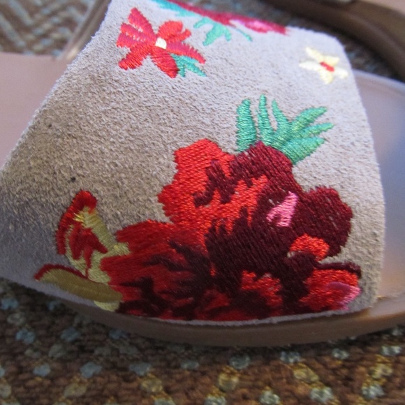 Kenneth Cole "Jony" Floral Stitched Ankle Strap Sandals - Picture 6 of 6